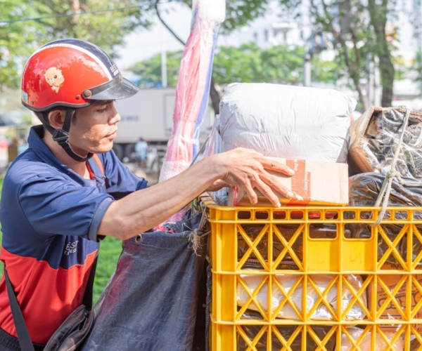 Shipper BEST Express tăng ca dịp lễ Tình nhân