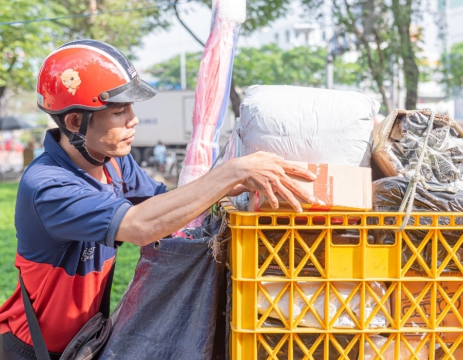 Shipper BEST Express tăng ca dịp lễ Tình nhân